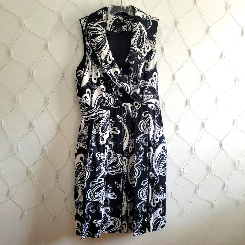• Spense Sleeveless Collared Pleated Dress / B&W Paisley Print / Size 4